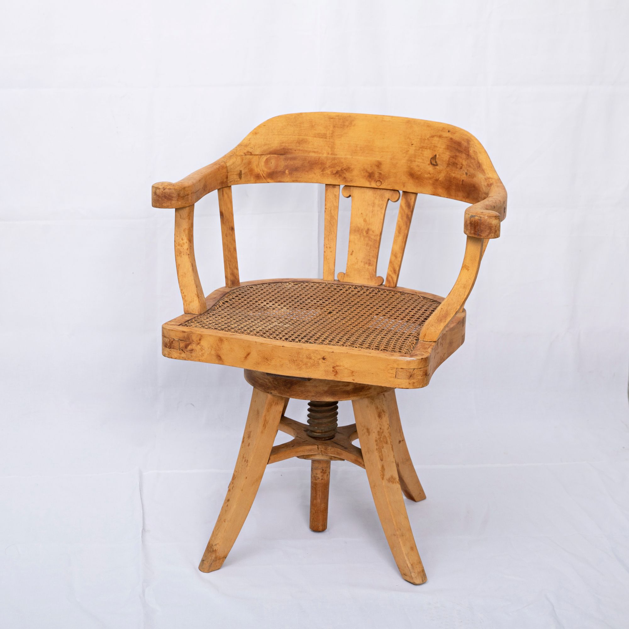 Konttorituolin mekanismi on puuta, metallia ei ole käytetty. 1800-luvun lopun tuolin istuin on rottinkia. 350 e.