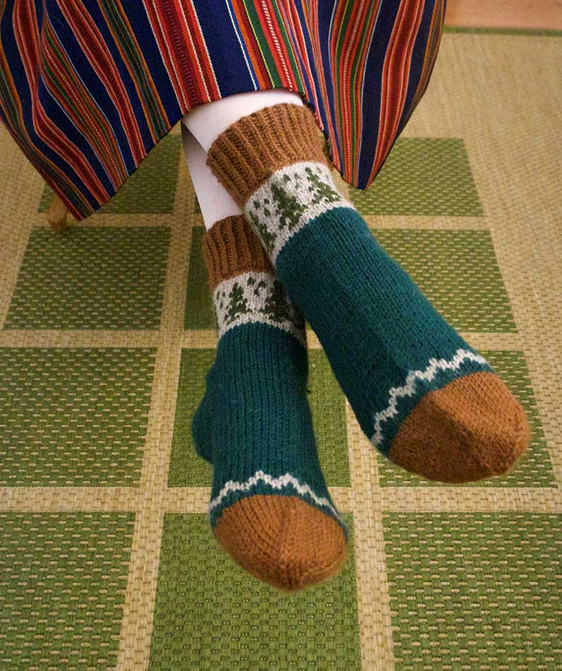 Kuusipuu-sukkia Jyrki on tehnyt jo useamman parin. Tässä ne ovat kuvattuna hänen ystävänsä Anna-Riitta Ekdahlin jalassa.