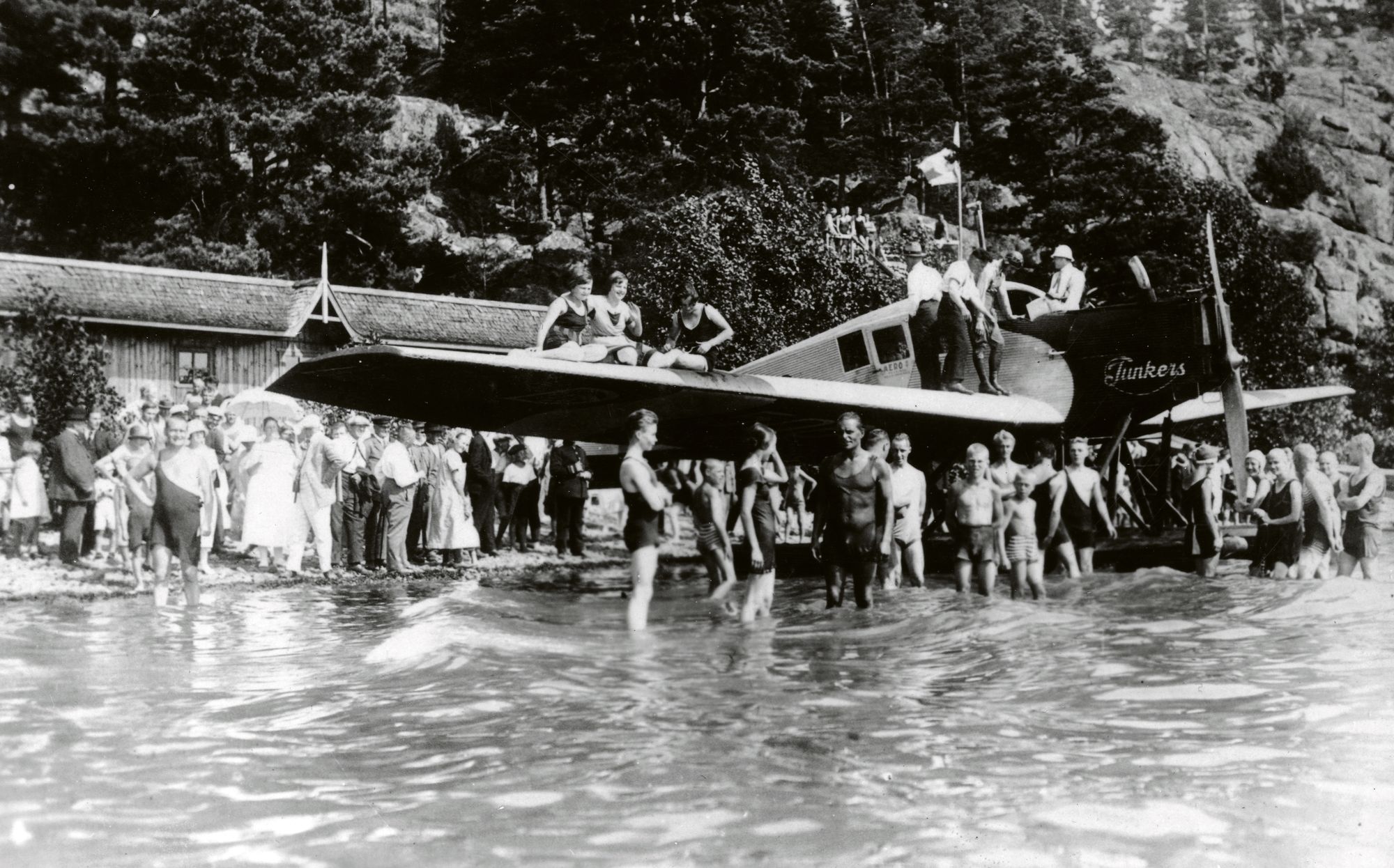 Ihmisjoukko vesitason ympärillä Naantalin Tupavuoren merikylpylässä vuonna 1925.