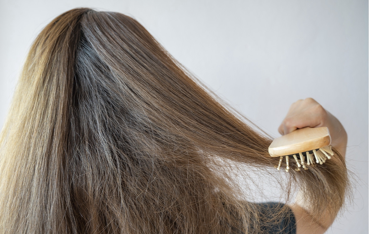 Märillä hiuksilla nukutun yön jälkeen hiukset tarvitsevat usein takkujen selvitystä. Jo tämä voi vaurioittaa hiuksia, mutta vaaroja on muitakin. Kuva: iStockphoto