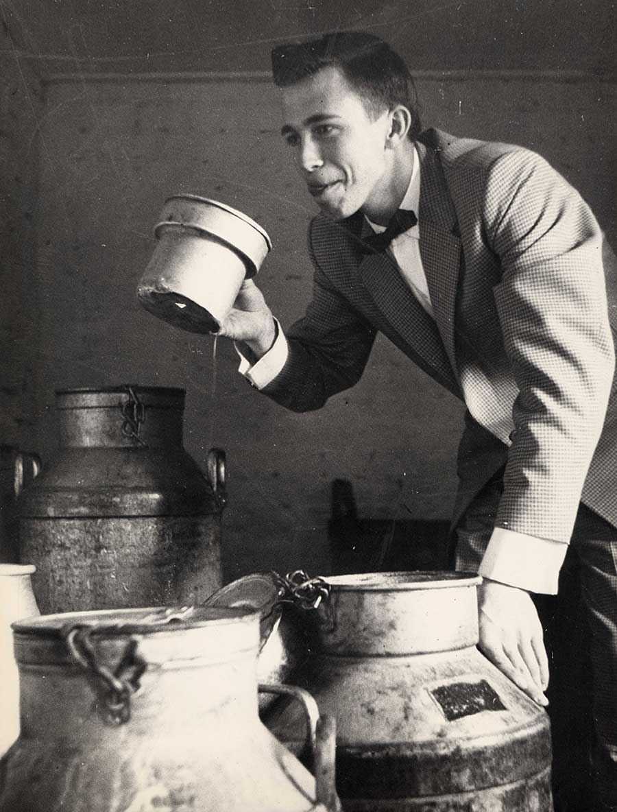 Henkilö juo sahtia vuonna 1957.