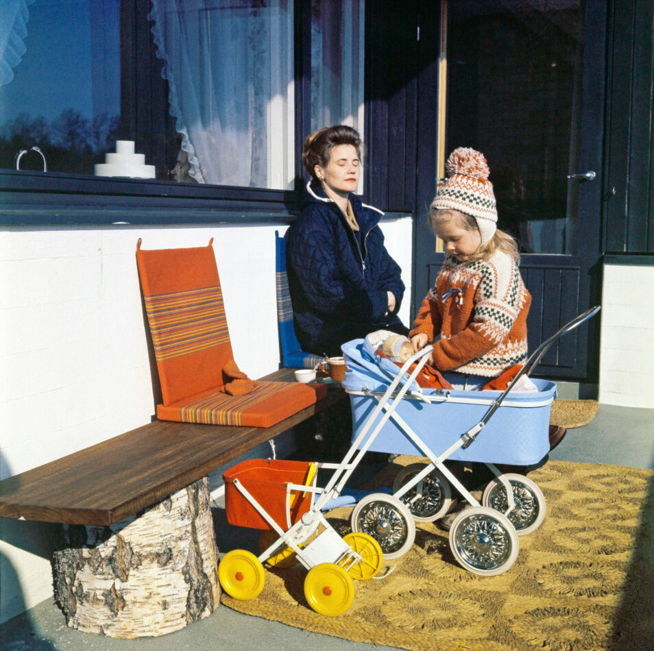 Äiti ja tytär parvekkeella 1960-luvulla.