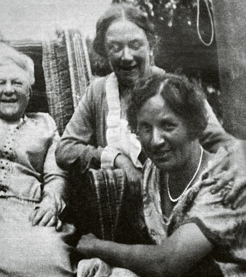 Kotilieden toimituskuntaa rentoutumassa Hedvig Gebhardin kesäpaikassa Lopella vuonna 1928. Keskellä Laura Harmaja, vasemmalla Hedvig Gebhard, edessä Alli Wiherheimo.