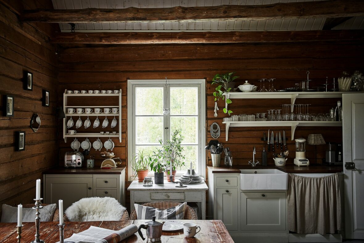 ”Halusimme keittiön, joka miellyttää silmää vielä kymmenen vuoden jälkeenkin. Olemme olleet tyytyväisiä Kvänumin ajattomaan maalaiskeittiöön, jossa on kaikki tarvittavat mukavuudet astianpesukoneesta blenderiin. Keittiöön mahtuu useampikin kokki samaan aikaan.”