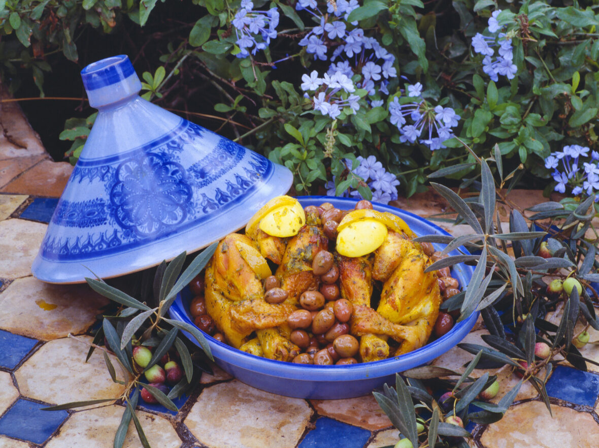 Marokkolaista ruokaa kypsytetään tavallisesti tagine-padassa.