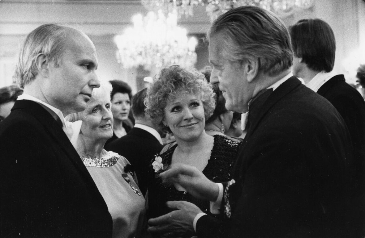 Carl Öhman (vas.) ja Marjatta Leppänen olivat tuttu näky Linnan itsenäisyyspäivän juhlissa. Vuonna 1976 he juttelivat Margareta ja Jussi Jalaksen kanssa. 