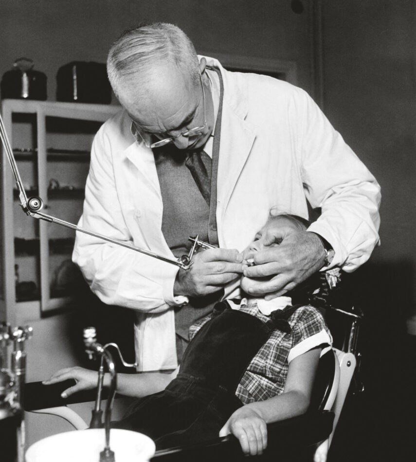 Pienen tytön hampaat tarkastettiin hammaslääkärin vastaanotolla vuonna 1951.