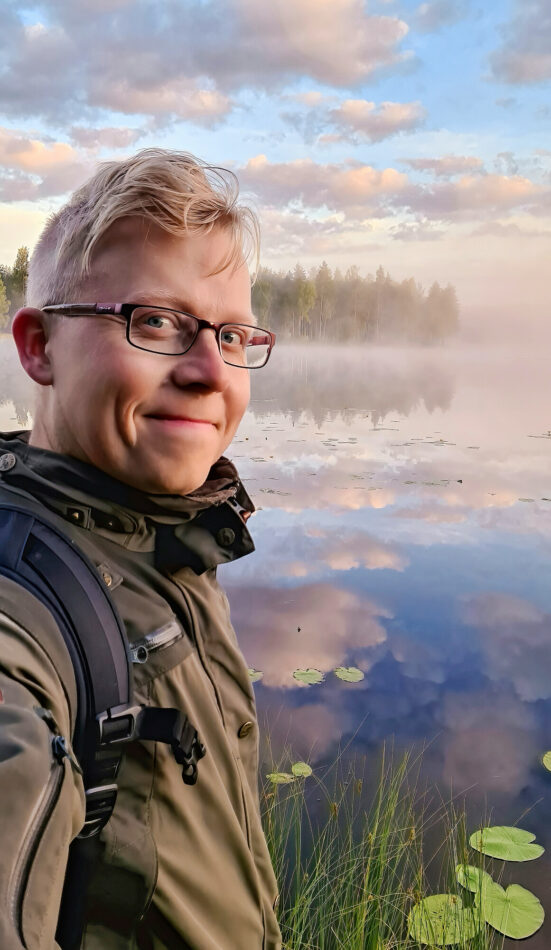 Jukka Risikko on 40-vuotias proviisori ja valokuvaaja. Hän on myös 9-vuo­tiaan tytön isä, aviomies ja luonnossakulkija. Jukka on pärjännyt kuvillaan useissa kilpailuissa ja hänen kuviaan voi ihailla hänen Instagram-tilillään @jukkarisikko.