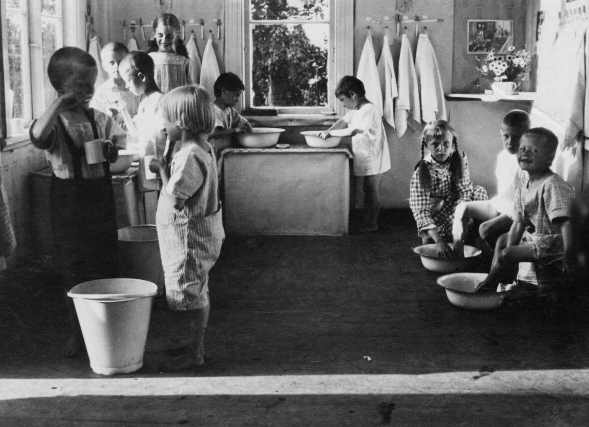 Vuonna 1918 Helsingin lastentarhojen kesäsiirtolassa olleet lapset pesivät hampaitaan jo oikeaoppisesti harjalla.