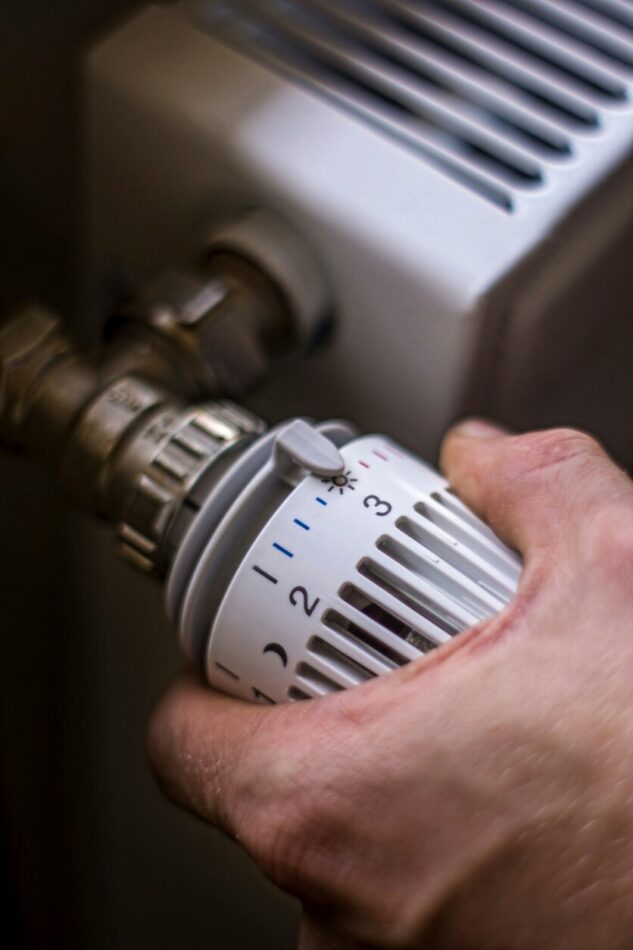 Sähkölämmitteisissä kodeissa lämpötilaa laskemalla voi tehdä isojakin säästöjä. 