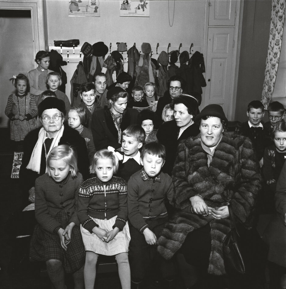 Kouluhammasklinikan odotushuoneessa Helsingissä oli 1950-luvulla jännittynyt tunnelma.
