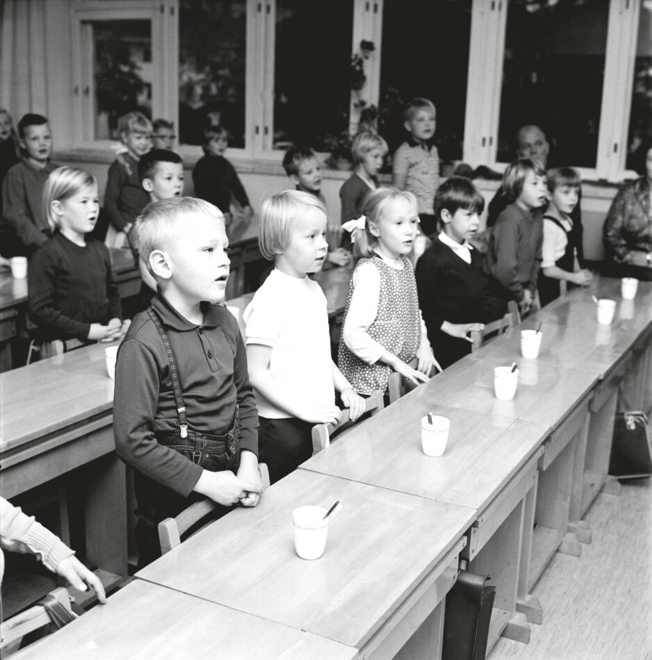 Hampaita asetuttuun hoitamaan siistiin riviin helsinkiläisellä kansakoululla vuonna 1965.