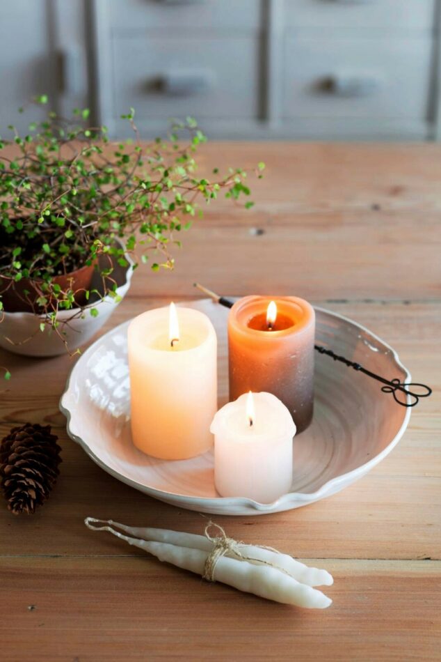 Valaistuksella on iso merkitys pimeinä kuukausina, ja kivasti sommitelluilla kynttilöillä on helppo tuoda kotiin lämmintä hehkua ja lepatusta.