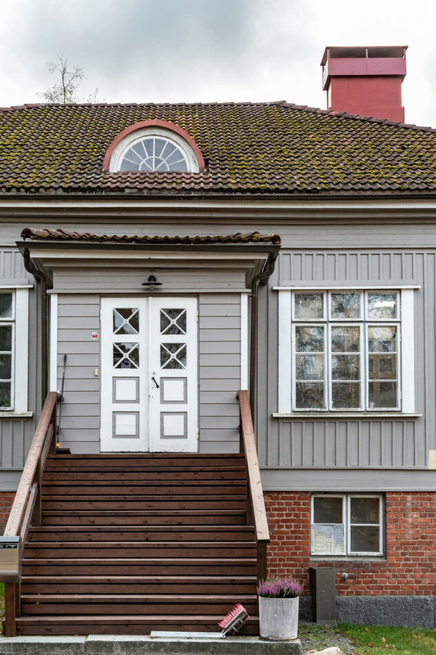 Sillanpään entinen kansakoulu on suojeltu. Symmetrinen julkisivu ja pieniruutuiset ikkunat edustavat mallikelpoisesti 1920-luvun puurakennusarkkitehtuuria.