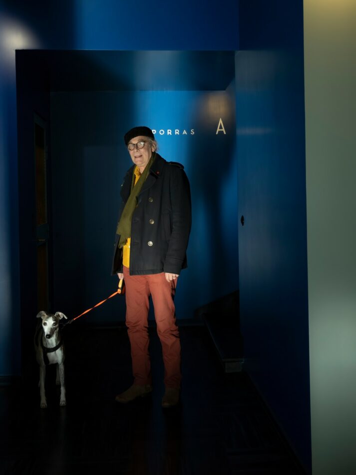 Vesa Vierikko taiteilijakoti Lallukan käytävässä koiransa kanssa.