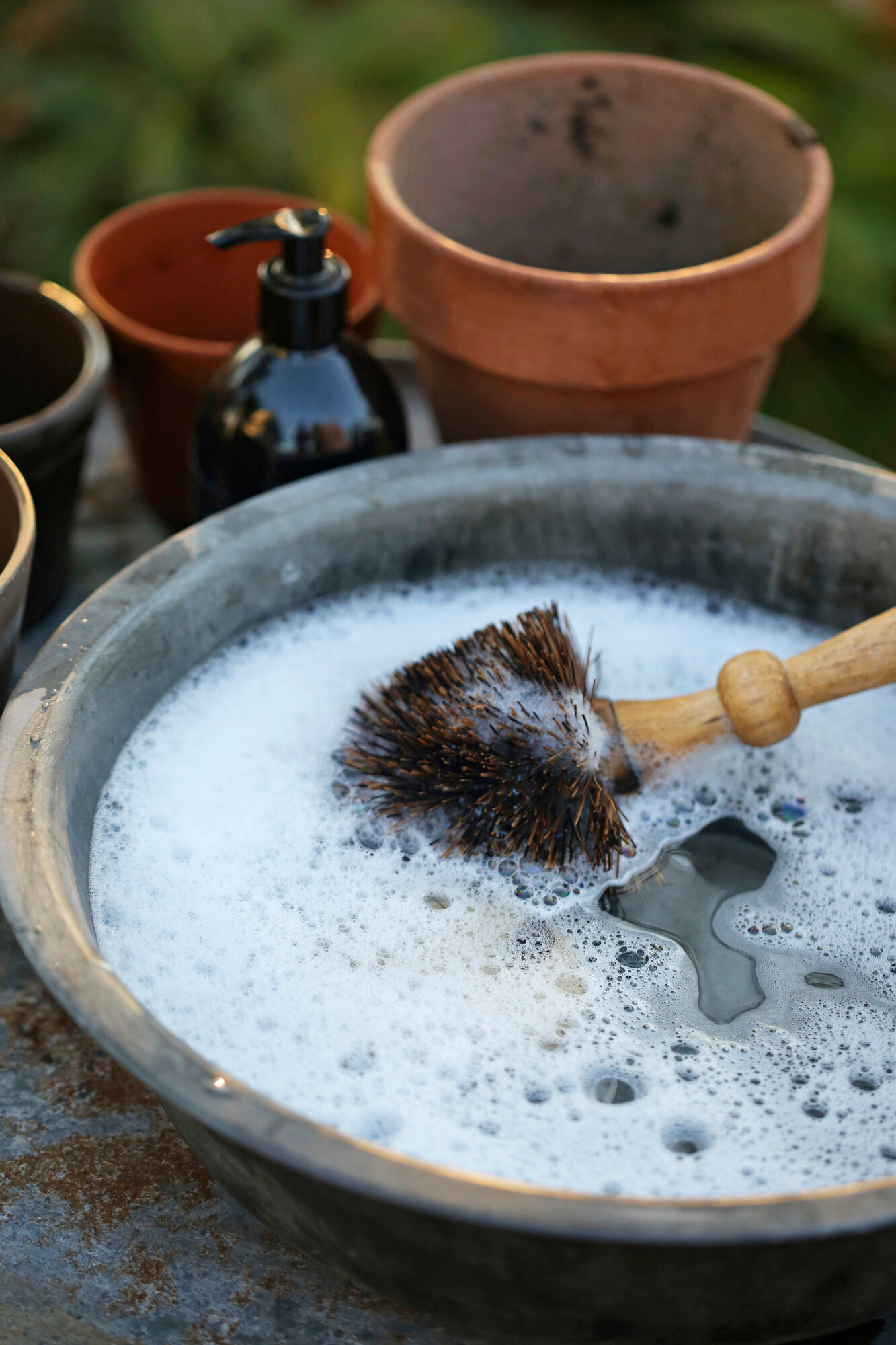 Pese ruukut ja työvälineet puhtaaksi kauden lopussa, jolloin kevät alkaa puhtain välinein.
