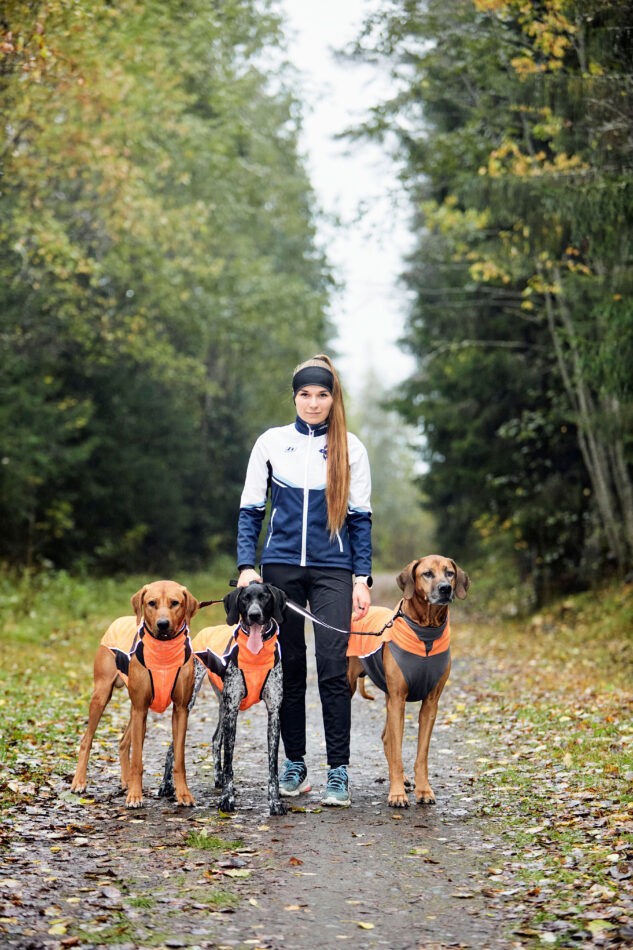 Kilpirauhasen liikatoiminta kokemuksia Basedowin tauti. Laura Anttila kolmen koiransa kanssa.