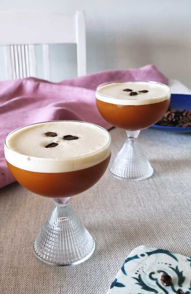 Kaksi Espresso Martini -drinkkiä lasissa pöydällä.