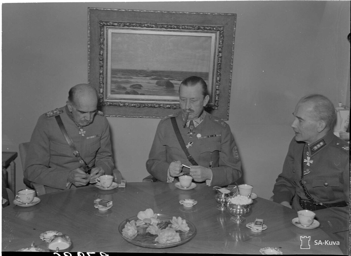 Marsalkka Mannerheim (kesk.) Mikkelin Klubilla pyöreän pöydän ääressä polttamassa sikaria toukokuussa 1942.