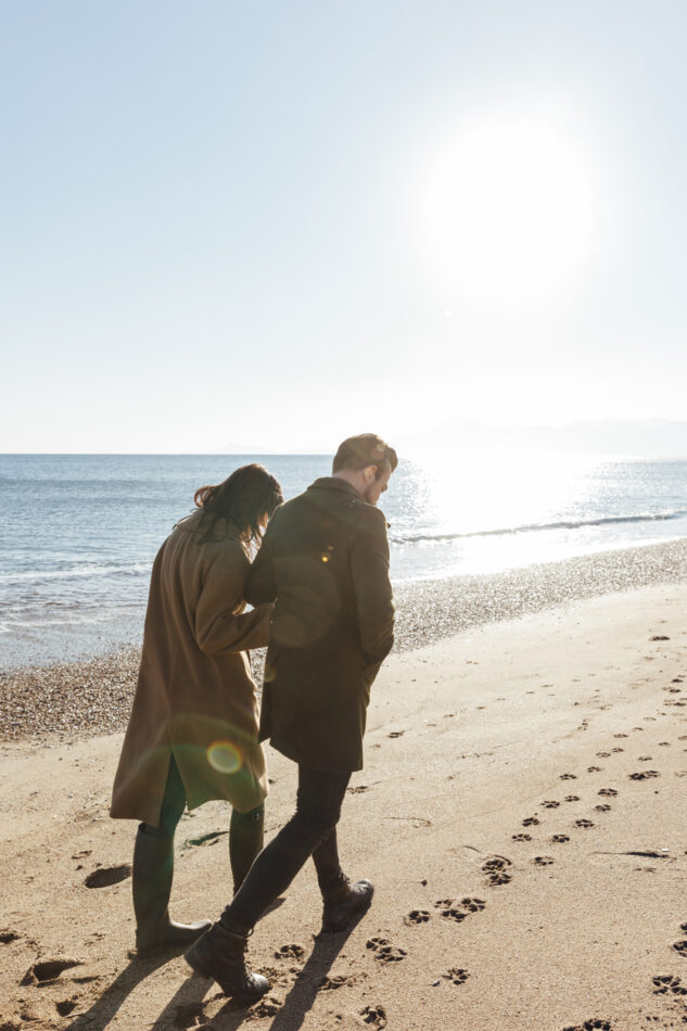 Mustasukkaisuus parisuhteessa. Pariskunta kävelee rannalla.