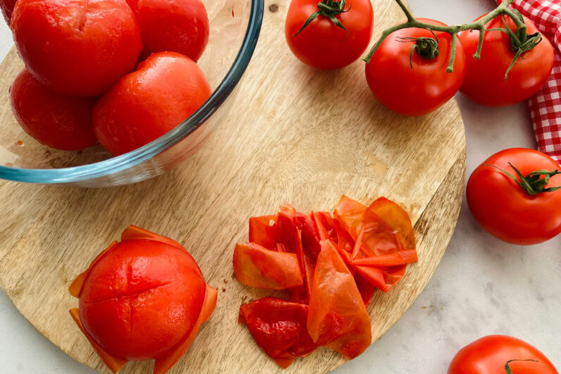 Tomaatin kalttaus kuuluu joka kokin perustaitoihin – näin kalttaus tehdään oikeaoppisesti