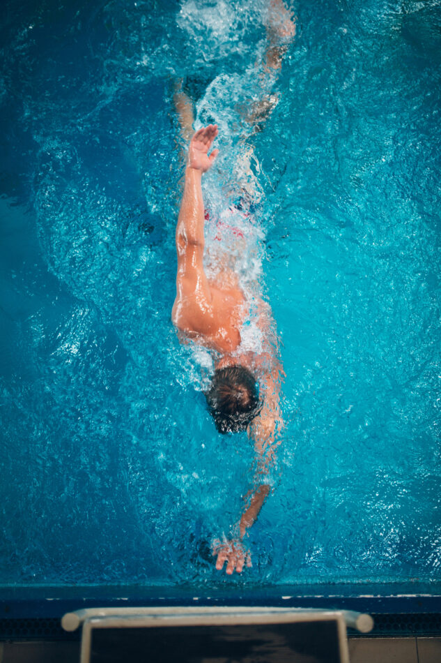Erektiohäiriön hoito alkaa elintapojen tarkistuksella, mies ui altaassa.