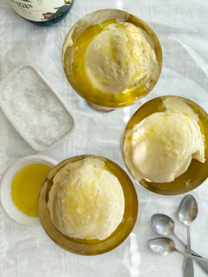 oliiviöljyä ja suolaa vaniljajäätelöön