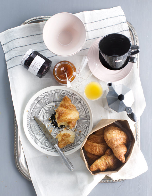 Kahvi ja croissant ovat tyypillistä aamiaisruokaa, kuva: Kristiina Kurronen, copyright: Otavamedia