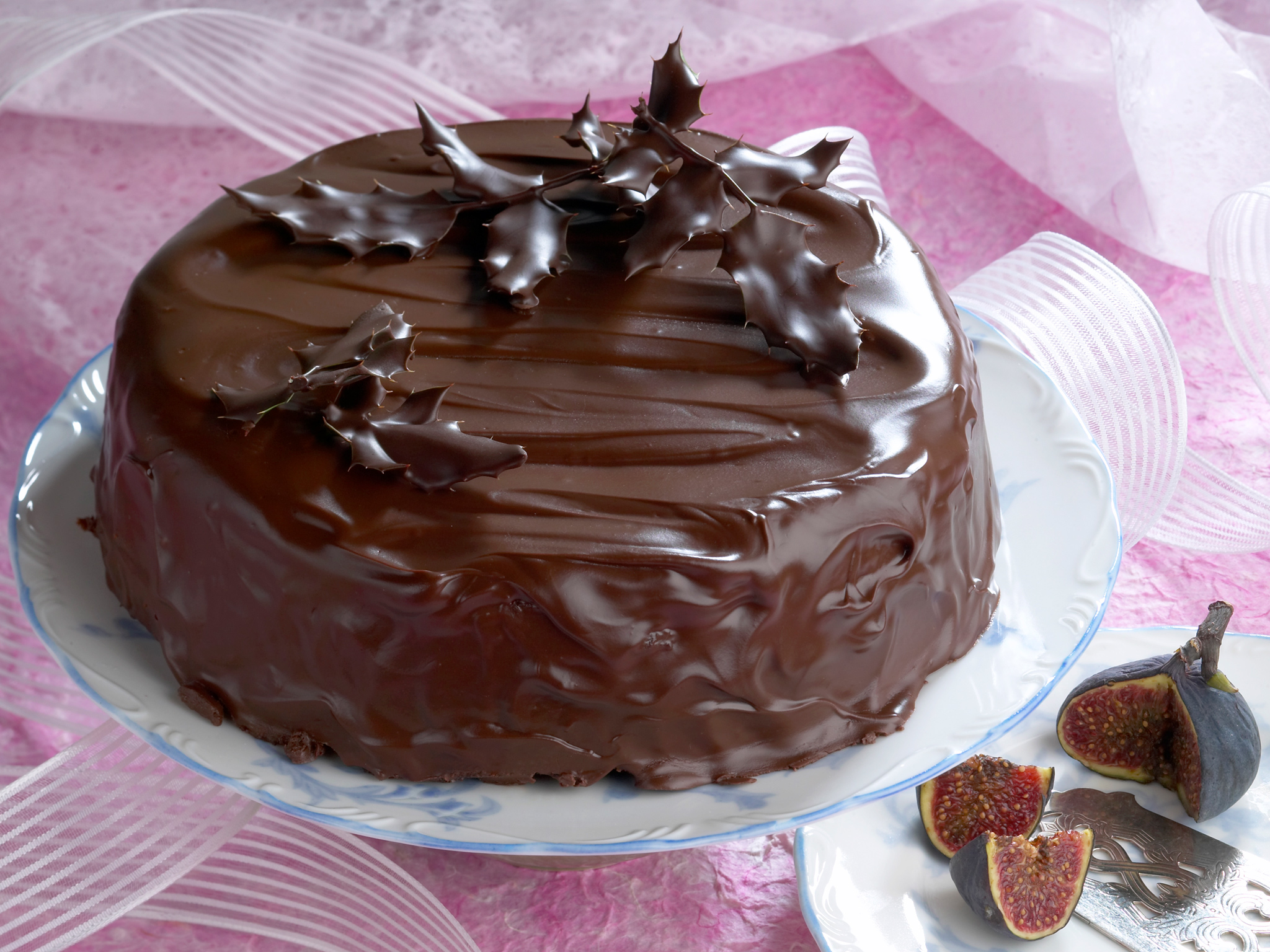 Hedelmäinen suklaakakku